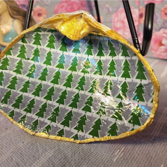 DECOUPAGE CLAM SHELL DECOUPAGE CHRISTMAS TREES ON A CLAM SHELL TRINKET DISH - Picture 3 of 10